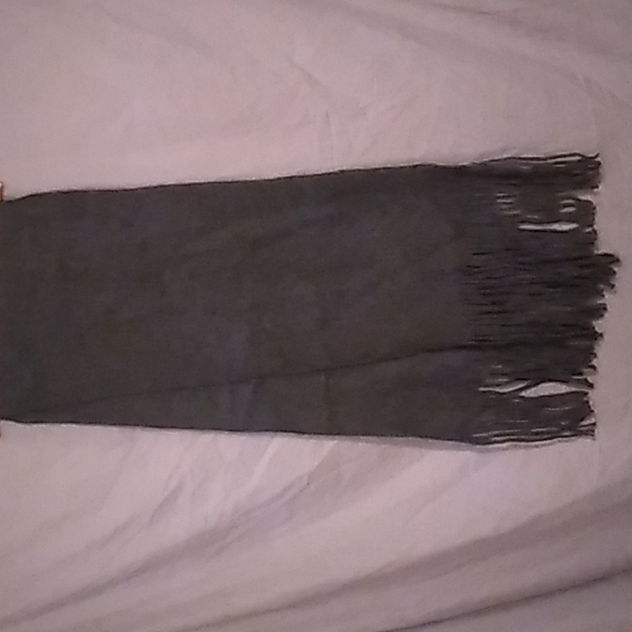Lucky Brand Dark Gray Scarf 18 x 90 inches including the fringe. NWT - Picture 7 of 7
